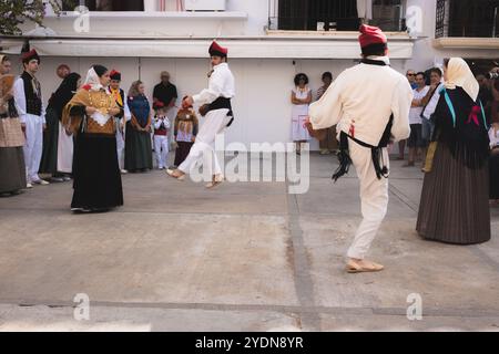 Ibiza, Espagne - 8 octobre 2023 : spectacle de danse traditionnelle basque dans la vieille ville d'Ibiza, mettant en vedette des costumes vibrants et une expression culturelle animée Banque D'Images