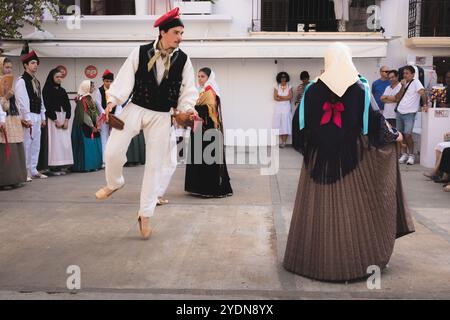 Ibiza, Espagne - 8 octobre 2023 : spectacle de danse traditionnelle basque dans la vieille ville d'Ibiza, mettant en vedette des costumes vibrants et une expression culturelle animée Banque D'Images