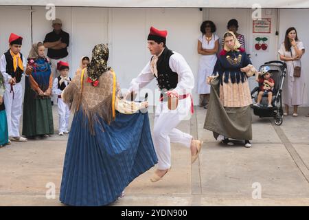 Ibiza, Espagne - 8 octobre 2023 : spectacle de danse traditionnelle basque dans la vieille ville d'Ibiza, mettant en vedette des costumes vibrants et une expression culturelle animée Banque D'Images