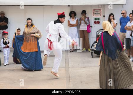Ibiza, Espagne - 8 octobre 2023 : spectacle de danse traditionnelle basque dans la vieille ville d'Ibiza, mettant en vedette des costumes vibrants et une expression culturelle animée Banque D'Images