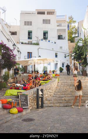 Ibiza, Espagne - 8 octobre 2023 : scène de rue animée dans la ville d'Ibiza, avec un café en plein air animé situé le long de marches de pierre, entouré de merveille charmante Banque D'Images