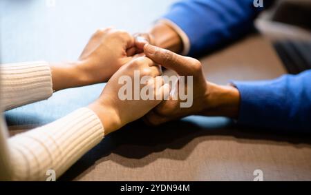 Gros plan sur les jeunes couples multiethniques qui tiennent les mains Banque D'Images