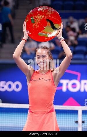 Tokyo, Japon. 27 octobre 2024. ZHENG QINWEN de Chine célèbre après avoir remporté le match de finale en simple contre Sofia Kenin lors du tournoi de tennis Toray Pan Pacific Open au Ariake Coliseum. Zheng a gagné 7-6(5), 6-3. (Crédit image : © Rodrigo Reyes Marin/ZUMA Press Wire) USAGE ÉDITORIAL SEULEMENT! Non destiné à UN USAGE commercial ! Banque D'Images