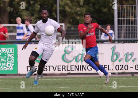 Amsterdam, pays-Bas. 27 octobre 2024. AMSTERDAM, PAYS-BAS - OCTOBRE 27 : Gilbert Oord rencontre Damien Smith lors du match de premier tour de KNVB Beker entre JOS W et TABA AFC à Drieburg le 27 octobre 2024 à Amsterdam, pays-Bas. (Photo de Peter Lous/Orange Pictures) crédit : Orange pics BV/Alamy Live News Banque D'Images