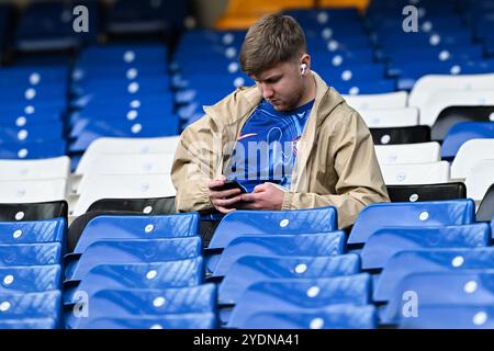 Londres, Royaume-Uni. 27 octobre 2024. Le fan de Chelsea prend place devant le match de premier League Chelsea vs Newcastle United à Stamford Bridge, Londres, Royaume-Uni, le 27 octobre 2024 (photo par Cody Froggatt/News images) à Londres, Royaume-Uni le 27/10/2024. (Photo de Cody Froggatt/News images/Sipa USA) crédit : Sipa USA/Alamy Live News Banque D'Images