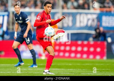 Bochum, Allemagne. 27 octobre 2024. BOCHUM, ALLEMAGNE - OCTOBRE 27 : Jamal Musiala du FC Bayern Munchen contrôle le ballon lors du match de Bundesliga entre le VfL Bochum 1848 et le FC Bayern Munchen au Vonovia Ruhrstadion le 27 octobre 2024 à Bochum, Allemagne. (Photo de René Nijhuis/MB Media) crédit : MB Media solutions/Alamy Live News Banque D'Images