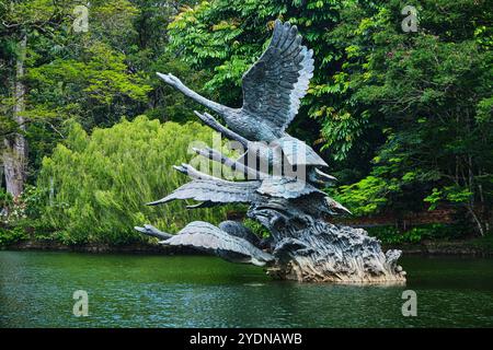 Singapour - 13 août 2024 : statue du vol des cygnes au lac des cygnes, dans les jardins botaniques de Singapour Banque D'Images