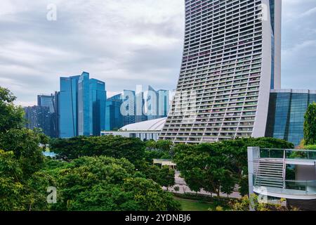 Singapour - 14 août 2024 : le célèbre Marina Bay Sands Hotel. Vue imprenable sur la façade des tours modernes et le pont SkyPark au sommet des gratte-ciel Banque D'Images