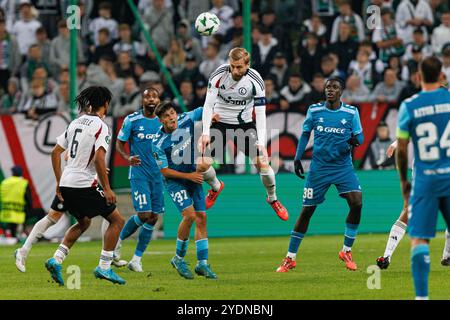 Varsovie, Pologne. 03 Oct, 2024. Rafal Augustyniak (8) (Legia Warszawa) vu dans un duel victorieux avec Dani Perez (37) (Real Betis Balompie) lors d'un match de l'UEFA Europa Conference League entre les équipes de Legia Warszawa et Real Betis Balompie au Stadion Miejski Legii Warszawa. Score final Legia Warszawa 1:0 Real Betis Balompie Credit : SOPA images Limited/Alamy Live News Banque D'Images