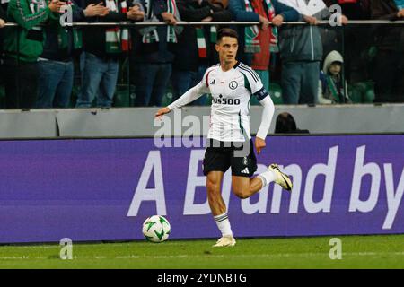 Varsovie, Pologne. 03 Oct, 2024. Bartosz Kapustka (Legia Warszawa) vu en action lors d'un match de l'UEFA Europa Conference League entre les équipes de Legia Warszawa et Real Betis Balompie au Stadion Miejski Legii Warszawa. Score final Legia Warszawa 1:0 Real Betis Balompie Credit : SOPA images Limited/Alamy Live News Banque D'Images
