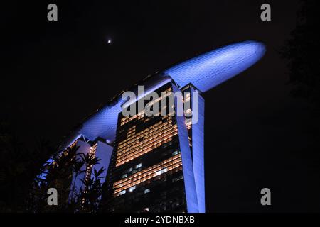 Singapour - 14 août 2024 : le célèbre Marina Bay Sands Hotel. Vue de dessous incroyable des tours modernes et le pont SkyPark sur le sommet des gratte-ciel Banque D'Images