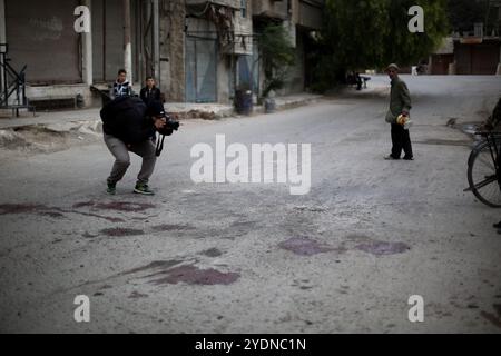 Une école de la ville de Jisreen, dans la Ghouta orientale, a été touchée par un obus d'artillerie qui aurait été tiré par le régime syrien. L'attaque contre l'école a été menée alors que des enfants la quittaient et a causé la mort de cinq civils, dont des enfants, et des dizaines de blessés. Plusieurs enfants blessés ont été soignés à l'hôpital local, certains faisant état de blessures graves. Les bombardements dans la Ghouta orientale ont eu lieu malgré un cessez-le-feu annoncé par le régime à la fin du mois de juillet 2017. Ghouta orientale, qui est un bastion de l'opposition à la périphérie de Damas Banque D'Images