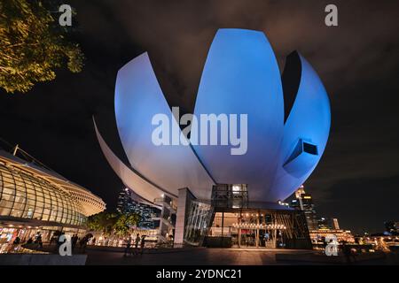 Singapour - 14 août 2024 : architecture futuriste conception en forme de Lotus du musée des sciences de l'art situé en face de Marina Bay Sands Banque D'Images