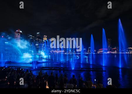 Singapour - 15 août 2024 : spectacle lumière et eau le long de la promenade en face de Marina Bay Sands Banque D'Images