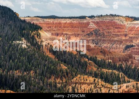 Vue panoramique du monument national de Cedar Breaks depuis North View Lookout Banque D'Images