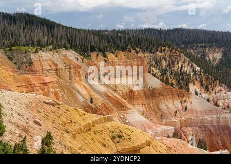 Vue panoramique du monument national de Cedar Breaks depuis North View Lookout Banque D'Images