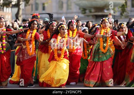 Londres, Royaume-Uni, 27 octobre 2024. Le maire de Londres, Sadiq Khan, a participé à l'ouverture officielle des célébrations de Diwali à Londres sur Trafalgar Square. Cette année, le thème est «donner du cœur». Le soleil d'automne a brillé sur les danseurs colorés sur la place racontant l'histoire du Seigneur Rama, avec des éléments des communautés hindoue, sikh et jaïn., a continué avec des spectacles sur scène, ainsi que des stands de nourriture et de culture. Crédit : Monica Wells/Alamy Live News Banque D'Images