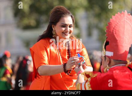 Londres, Royaume-Uni, 27 octobre 2024. Le maire de Londres, Sadiq Khan, a participé à l'ouverture officielle des célébrations de Diwali à Londres sur Trafalgar Square. Cette année, le thème est «donner du cœur». Le soleil d'automne a brillé sur les danseurs colorés sur la place racontant l'histoire du Seigneur Rama, avec des éléments des communautés hindoue, sikh et jaïn., a continué avec des spectacles sur scène, ainsi que des stands de nourriture et de culture. Crédit : Monica Wells/Alamy Live News Banque D'Images