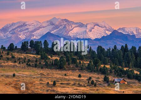 Un lever de soleil d'automne vu de Sass de Putia (allemand ; Peitlerkofel), une montagne dans les Dolomites dans le Tyrol du Sud, Italie. Une montagne solitaire, elle se dresse Banque D'Images