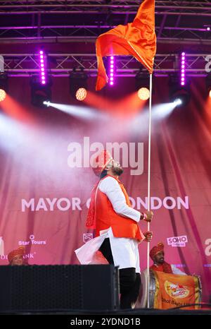 Londres, Royaume-Uni, 27 octobre 2024. Le maire de Londres, Sadiq Khan, a participé à l'ouverture officielle des célébrations de Diwali à Londres sur Trafalgar Square. Cette année, le thème est «donner du cœur». Le soleil d'automne a brillé sur les danseurs colorés sur la place racontant l'histoire du Seigneur Rama, avec des éléments des communautés hindoue, sikh et jaïn., a continué avec des spectacles sur scène, ainsi que des stands de nourriture et de culture. Crédit : Monica Wells/Alamy Live News Banque D'Images