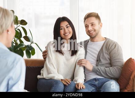 Couple de familles gaies discutant avec le conseiller assis au bureau Banque D'Images