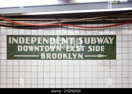 Vintage Subway tuile art dans bowery station métro indépendant du centre-ville East Side brooklyn direction panneau orné mosaïque design mur de briques vitrées blanches Banque D'Images
