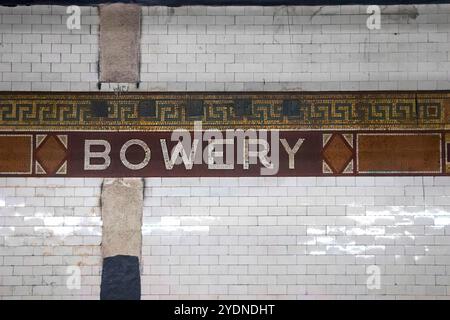 Art de tuiles de métro vintage mettant en vedette le nom Bowery dans un motif de mosaïque orné sur un mur de briques blanches Banque D'Images