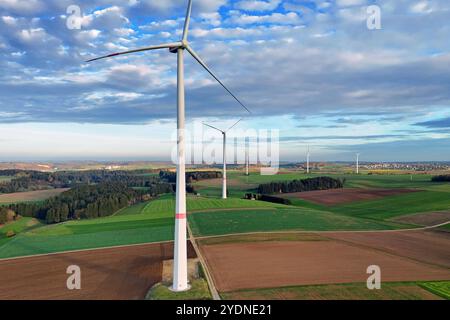 Windkraftraeder auf der Schwaebischen Alb BEI Boehmenkirch. Windpark, Windrad, Windkraft, Windkraftrad. Ausbau der Windkraft. *** Éoliennes sur l'Alb souabe près de Boehmenkirch Parc éolien, éolienne, énergie éolienne, éolienne, expansion éolienne de l'énergie éolienne Banque D'Images