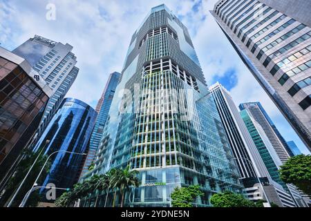 Singapour - 12 août 2024 : vue sur le bâtiment écologique CapitaGreen, également connu sous le nom de Market Street Tower Banque D'Images