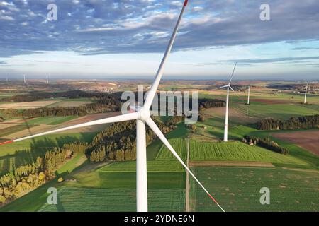 Windkraftraeder auf der Schwaebischen Alb BEI Boehmenkirch. Windpark, Windrad, Windkraft, Windkraftrad. Ausbau der Windkraft. *** Éoliennes sur l'Alb souabe près de Boehmenkirch Parc éolien, éolienne, énergie éolienne, éolienne, expansion éolienne de l'énergie éolienne Banque D'Images