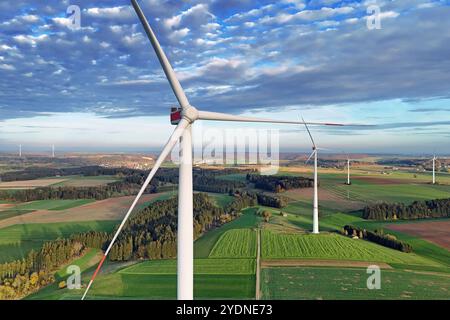 Windkraftraeder auf der Schwaebischen Alb BEI Boehmenkirch. Windpark, Windrad, Windkraft, Windkraftrad. Ausbau der Windkraft. *** Éoliennes sur l'Alb souabe près de Boehmenkirch Parc éolien, éolienne, énergie éolienne, éolienne, expansion éolienne de l'énergie éolienne Banque D'Images