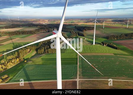 Windkraftraeder auf der Schwaebischen Alb BEI Boehmenkirch. Windpark, Windrad, Windkraft, Windkraftrad. Ausbau der Windkraft. *** Éoliennes sur l'Alb souabe près de Boehmenkirch Parc éolien, éolienne, énergie éolienne, éolienne, expansion éolienne de l'énergie éolienne Banque D'Images