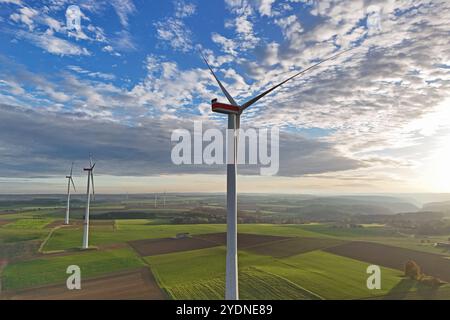 Windkraftraeder auf der Schwaebischen Alb BEI Boehmenkirch. Windpark, Windrad, Windkraft, Windkraftrad. Ausbau der Windkraft. *** Éoliennes sur l'Alb souabe près de Boehmenkirch Parc éolien, éolienne, énergie éolienne, éolienne, expansion éolienne de l'énergie éolienne Banque D'Images
