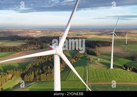 Windkraftraeder auf der Schwaebischen Alb BEI Boehmenkirch. Windpark, Windrad, Windkraft, Windkraftrad. Ausbau der Windkraft. *** Éoliennes sur l'Alb souabe près de Boehmenkirch Parc éolien, éolienne, énergie éolienne, éolienne, expansion éolienne de l'énergie éolienne Banque D'Images