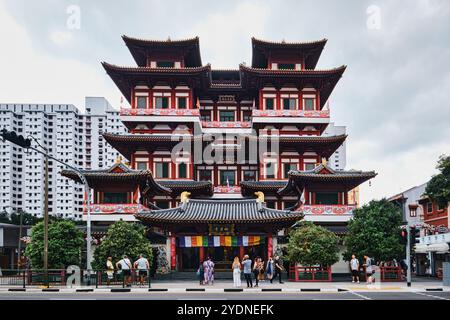 Singapour - 16 août 2024 : Temple de relique de la dent de Bouddha, Chinatown, intérieur orné d'or, destination culturelle religieuse Banque D'Images