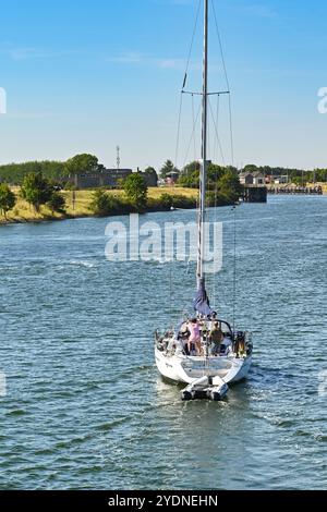 Veere, Zeeland, pays-Bas - 10 août 2022 : personnes sur un yacht remorquant un canot roulant vers la ville de Veere. Banque D'Images
