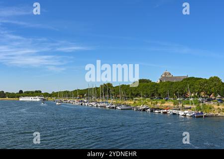 Veere, Zélande, pays-Bas - 10 août 2022 : vue panoramique sur les voiliers et un bateau de croisière fluviale amarré dans la ville de Veere. Banque D'Images