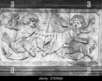 Ornements, moulures, gargouille, bas reliefs dans un grès, granit, béton. Détails sculptés à Gdansk (Danzig). Banque D'Images