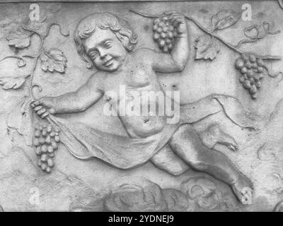 Ornements, moulures, gargouille, bas reliefs dans un grès, granit, béton. Détails sculptés à Gdansk (Danzig). Banque D'Images