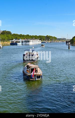 Veere, Zélande, pays-Bas - 10 août 2022 : bateaux naviguant vers la ville de Veere. Banque D'Images