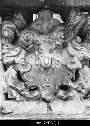 Ornements, moulures, gargouille, bas reliefs dans un grès, granit, béton. Détails sculptés à Gdansk (Danzig). Banque D'Images