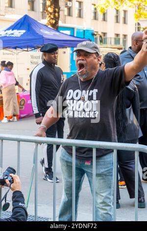Homme en signe de protestation portant un t-shirt message "dont Shoot i'm black ?" derrière une barricade avec des spectateurs devant le tribunal de manhattan procès pour meurtre de nyc , octobre 2024 Banque D'Images