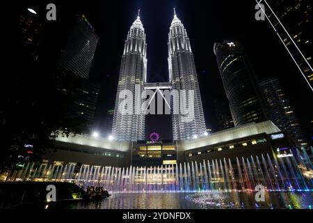 Kuala Lumpur, Malaisie - 29 juillet 2023 : vue panoramique sur les emblématiques tours Petronas, situées à KLCC, le quartier des affaires financières. Banque D'Images