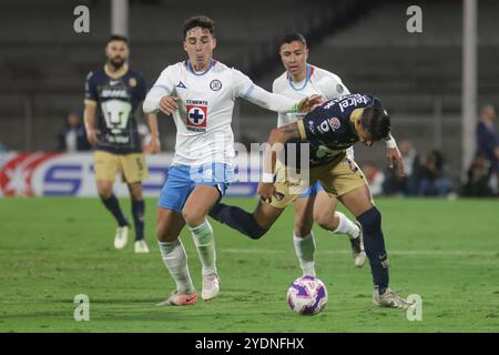 Mexico, Ciudad de Mexico, Mexique. 27 octobre 2024. Lorenzo Faravell #8 de Cruz Azul et Robert Ergas #22 de Pumas UNAM se battent pour le ballon lors du match Torneo de Apertura 2024 de Liga MX à l'Estadio Olimpico Universitario. Cruz Azul FC bat Pumas 2-0. Le 26 octobre 2024 à Mexico, Mexique. (Crédit image : © Ismael Rosas/eyepix via ZUMA Press Wire) USAGE ÉDITORIAL SEULEMENT! Non destiné à UN USAGE commercial ! Banque D'Images