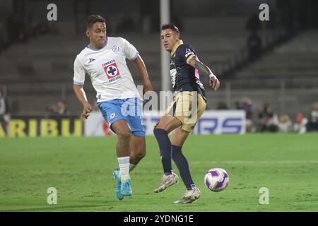 Mexico, Ciudad de Mexico, Mexique. 27 octobre 2024. Luis Romo #27 de Cruz Azul et Robert Ergas #22 de Pumas UNAM se battent pour le ballon lors du match Torneo de Apertura 2024 de Liga MX à l'Estadio Olimpico Universitario. Cruz Azul FC bat Pumas 2-0. Le 26 octobre 2024 à Mexico, Mexique. (Crédit image : © Ismael Rosas/eyepix via ZUMA Press Wire) USAGE ÉDITORIAL SEULEMENT! Non destiné à UN USAGE commercial ! Banque D'Images