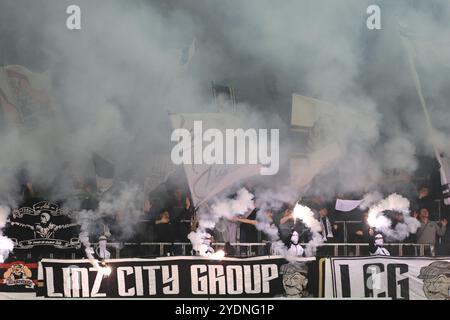 Linz, Autriche. 27 octobre 2024. LINZ, AUTRICHE - OCTOBRE 27 : fans de LASK lors du match de l'Admiral Bundesliga entre LASK et SK Sturm Graz au Raiffeisen Arena le 27 octobre 2024 à Linz, Autriche .241027 SEPA 07 042 - 20241027 PD9101 crédit : APA-PictureDesk/Alamy Live News Banque D'Images