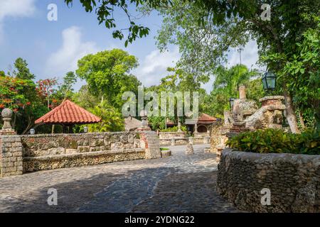 Rue Altos de Chavon et jardin, une attraction touristique, recréation d'un ancien village de style méditerranéen à la Romana près de la rivière Chavon, Carribea Banque D'Images