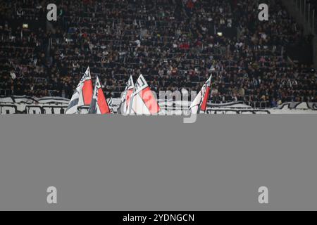 Linz, Autriche. 27 octobre 2024. LINZ, AUTRICHE - OCTOBRE 27 : des enfants brandissent des drapeaux pour le LASK lors du match de l'Admiral Bundesliga entre le LASK et le SK Sturm Graz au Raiffeisen Arena le 27 octobre 2024 à Linz, Autriche .241027 SEPA 07 033 - 20241027 PD9132 crédit : APA-PictureDesk/Alamy Live News Banque D'Images