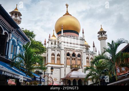 Singapour - 16 août 2024 : Mosquée Masjid Sultan dans l'historique Kampong Glam avec dôme doré et immense salle de prière, le point focal pour la communauté musulmane Banque D'Images