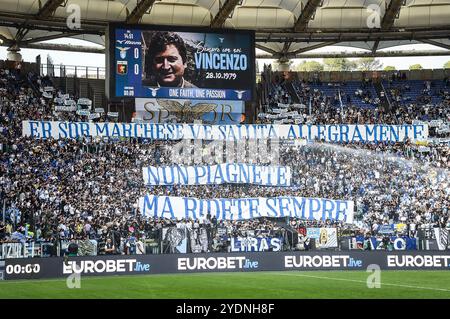 Rome, Italie. 27 octobre 2024. Les fans des supporters de SS Lazio montrent une bannière en mémoire de l'acteur Adamo DIONISI et Vincenzo D'AMICO lors du championnat italien Serie A match de football entre SS Lazio et Gênes CFC le 27 octobre 2024 au Stadio Olimpico à Rome, Italie - photo Matthieu Mirville (M Insabato)/DPPI crédit : DPPI Media/Alamy Live News Banque D'Images